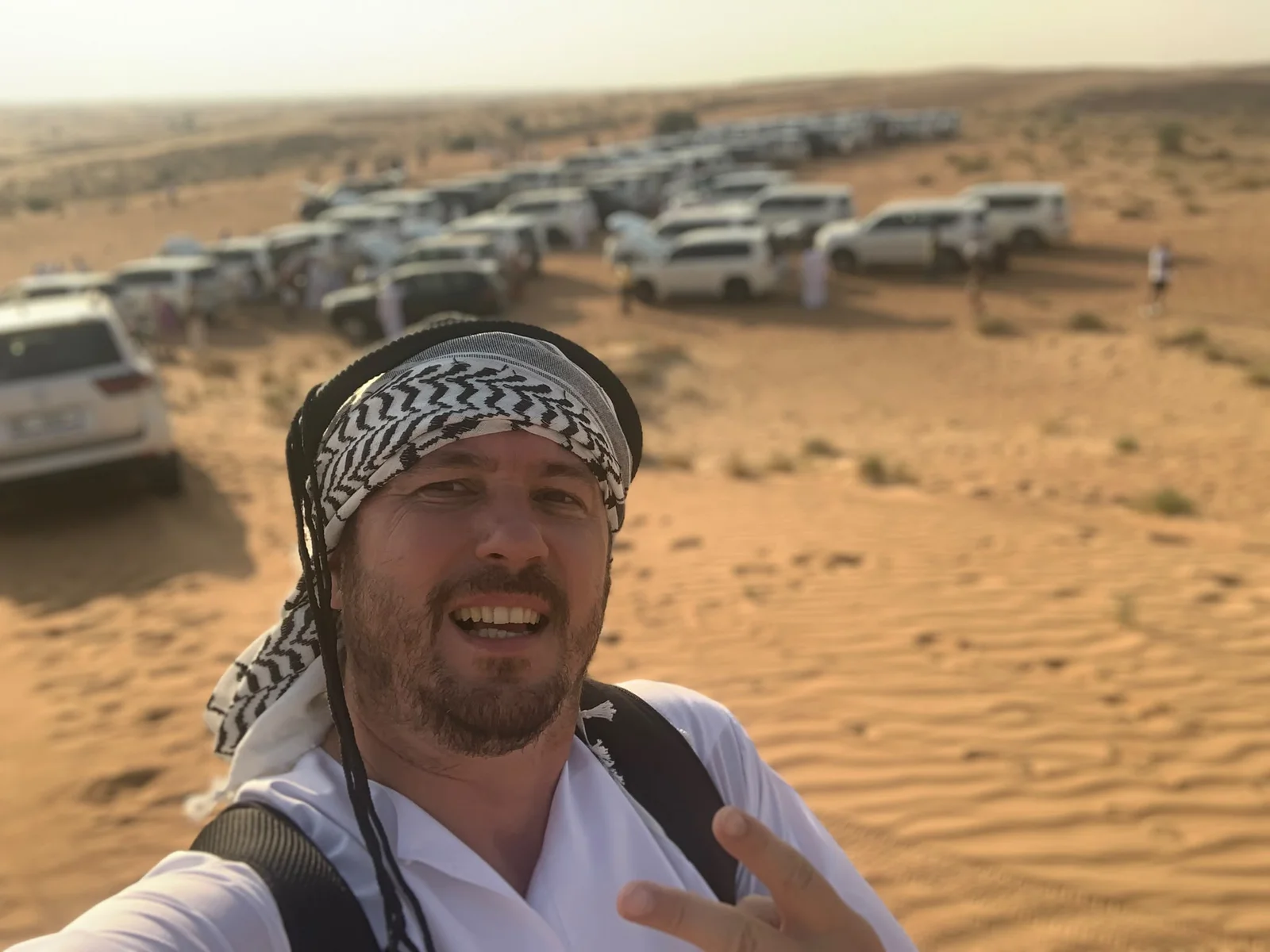 🏜️ DESERT SAFARI – PESTE 800 DE OAMENI, APROXIMATIV 150 DE JEEPURI!