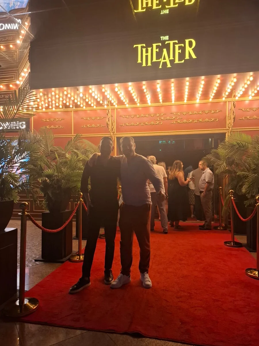 🎭 THE THEATER EXPERIENCE